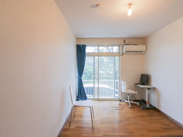 居室の明るい一角 居室 広々とした居室には必要な備品が整い、大きな窓から自然光が入る快適な空間です。プライバシーと落ち着いた時間を大切にする方に最適です。