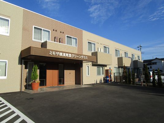 広々とした建物の外観