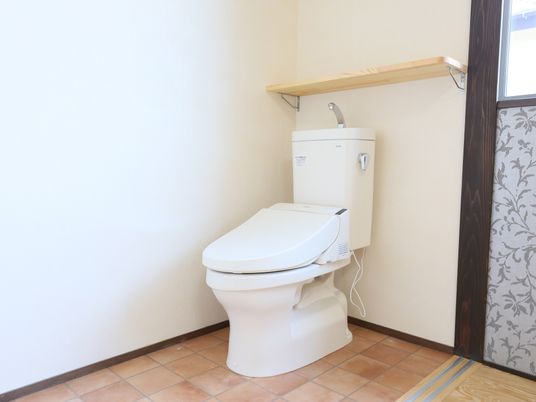 トイレには温水洗浄便座がある。便器の蓋はセンサーにより自動で開閉するため入居者様は手を使わず座ることができる。