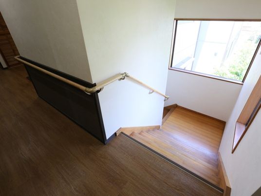 施設の階段には踊り場ある。入居者様は手すりを使い、踊り場で休憩しながらゆっくりと階段を使用することが可能である。