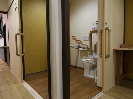 共用廊下の一角にはトイレを設置している。スライドドアの出入口には段差のないバリアフリーを採用している。