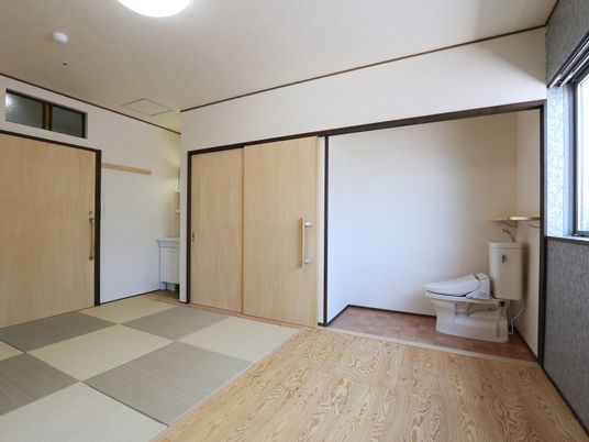 トイレの壁には木製の棚を設置している。そこには芳香剤やトイレットペーパーなどの用品類を置くことができる。