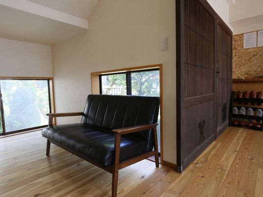 休憩スペースには木製の長椅子を設置している。入居者様はデザイン性と実用性を兼ねた椅子で休憩や談笑をすることができる。