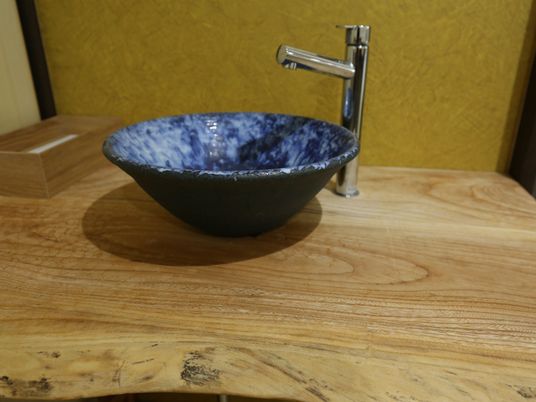 手洗器のボウルは陶器製を採用している。水栓は小型のワンレバー式でお洒落な雰囲気で手を洗浄することができる。