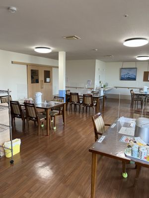 広々とした明るい食堂