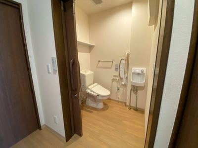 バリアフリー設計のトイレ