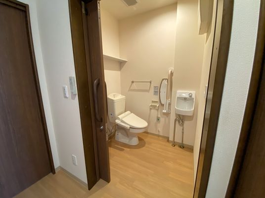バリアフリー設計のトイレ