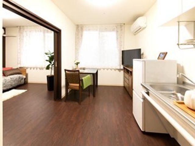 明るく清潔な居室 居室 広々とした居室は、整然とした配置で落ち着いた生活空間を提供しています。ゆとりのある造りで、快適な日々を過ごせる工夫が行き届いています。