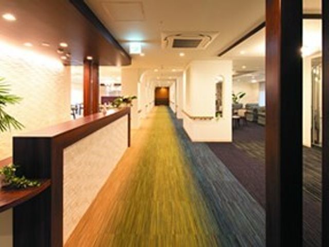 廊下の豊かな空間 廊下 広々とした暖色の照明が映える廊下は、訪れる人に安らぎを提供します。清潔感があり、日々の業務にも適した明るい環境です。