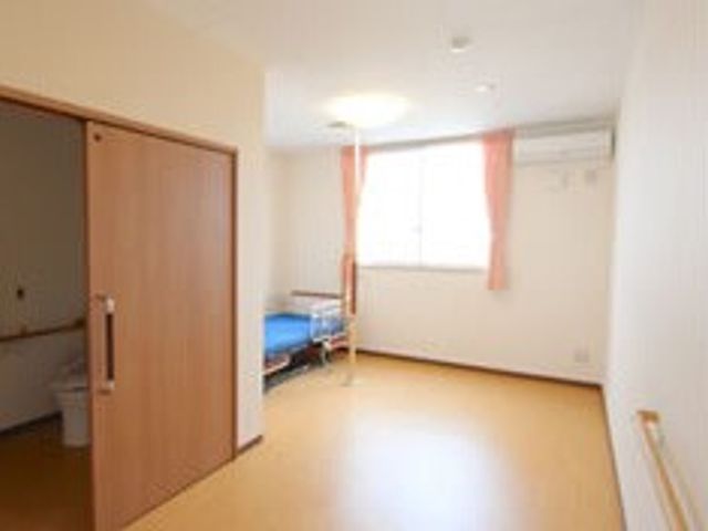 明るい居室 居室 自然光が差し込む明るい居室は、快適な環境での生活をサポートします。仕事環境としても最適です。