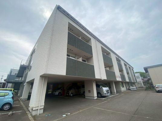 車両が並ぶ建物外観