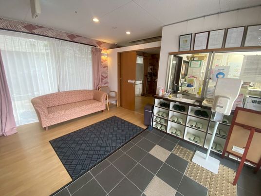 明るい入口の室内