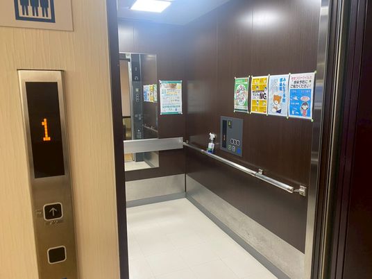 落ち着いた内装のエレベーター