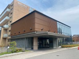 モダンな外観の建物