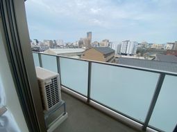 市街地を臨むバルコニー