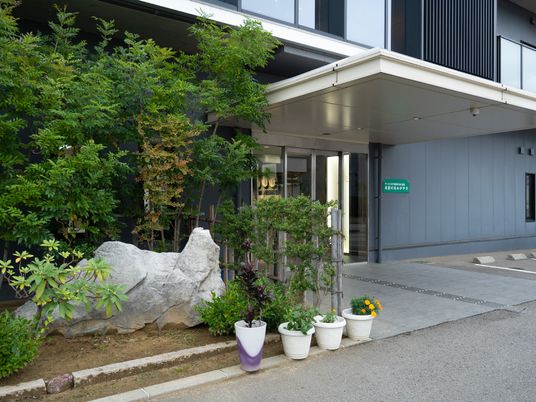 緑豊かな施設入口