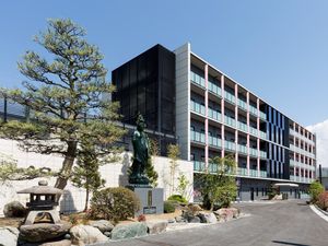 現代的な外観の建物