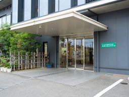 エントランスの明るい建物