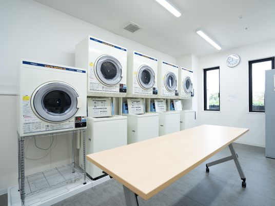清潔なコインランドリー室