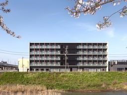 桜と建物の外観