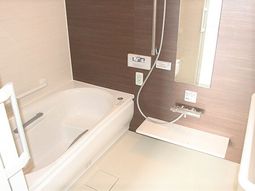 バリアフリーのきれいな浴室
