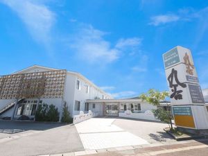 大きな看板が目印の施設外観