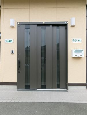 施設の落ち着いたエントランス