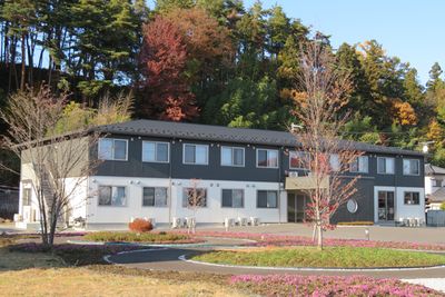 自然に囲まれた施設外観