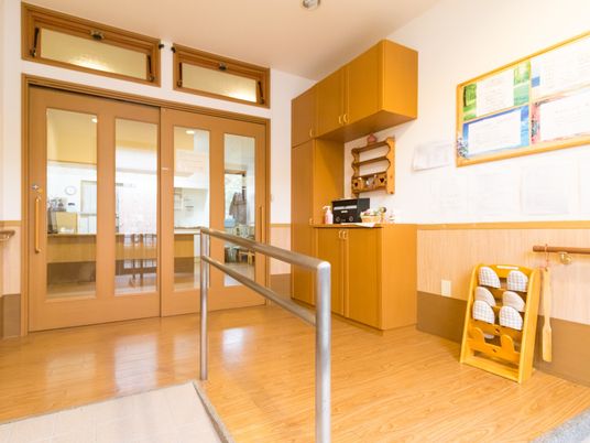  エントランスの手すり付き通路 