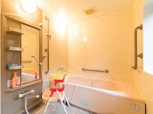 バリアフリー対応の浴室 