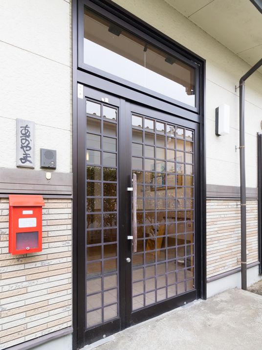  モダンな外観のエントランス  