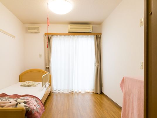  清潔な個室の居室  