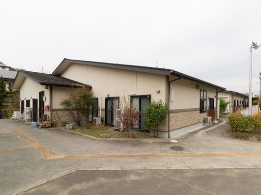  平屋建ての清潔な外観  