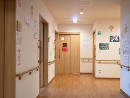 明るく清潔な廊下