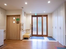 廊下とシンプルなエントランス