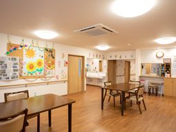 明るい食堂の様子