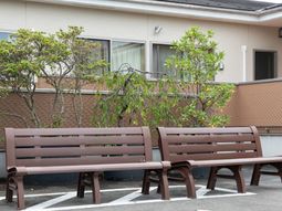 中庭のベンチ風景