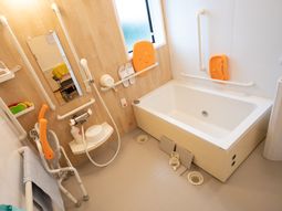 バリアフリー設計の浴室