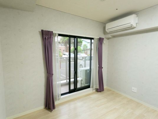 窓とエアコンのある居室