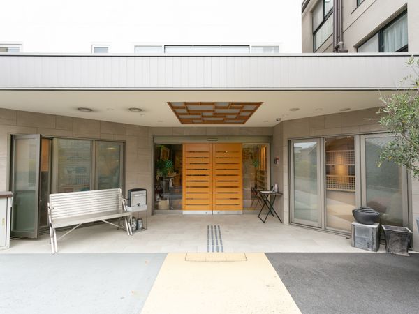 入口付近の明るい空間