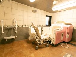 バリアフリー設計の浴室