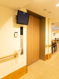 木目調のエレベーターの入り口