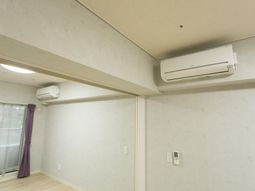 シンプルな居室のエアコン