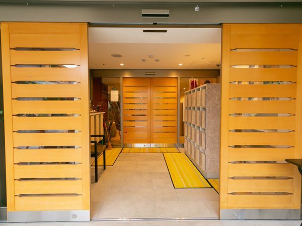 暖かみのある木製エントランス