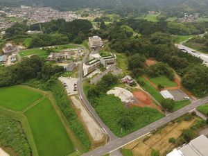 緑に囲まれた施設の外観