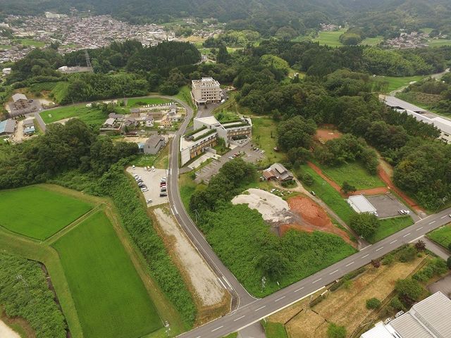 緑に囲まれた施設の外観 外観 自然に囲まれた環境が魅力の建物です。静かな立地でゆったりと過ごせます。