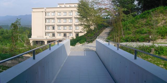自然に囲まれた外観 外観 緑豊かな環境に佇む施設です。リラックスした雰囲気の中で働けます。