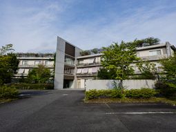 緑に囲まれた外観  