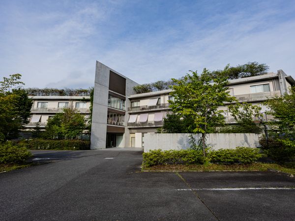 緑に囲まれた外観  