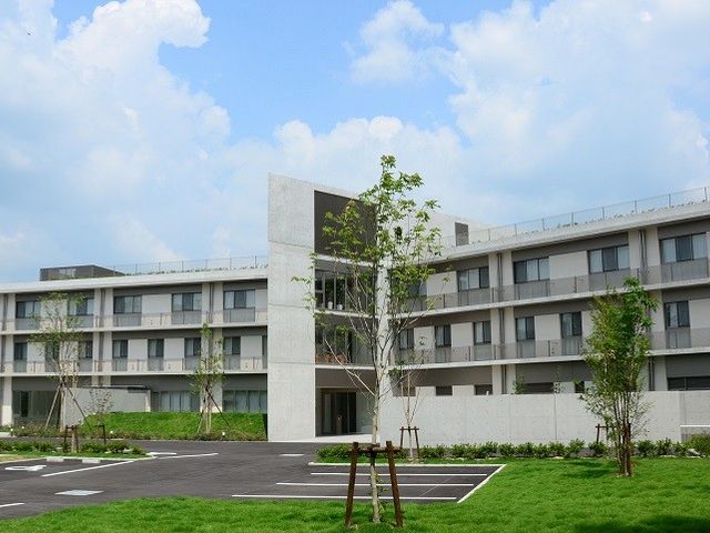 緑豊かな外観 外観 広々とした駐車スペースがあり、自然に囲まれた落ち着きのある施設です。